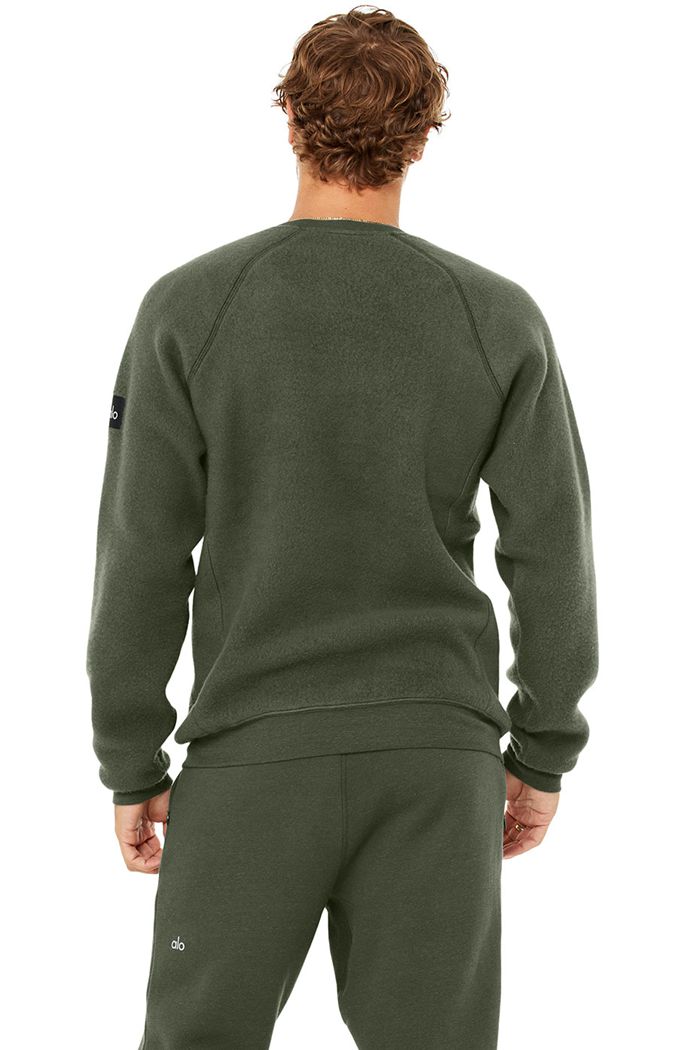 Long Sleeve Alo Yoga Triumph Crew Neck Sweatshirt Hombre Verdes Oscuro | 104573PWO
