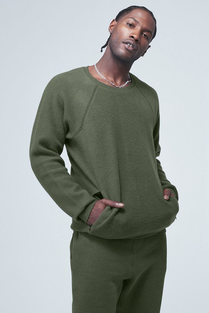 Long Sleeve Alo Yoga Triumph Crew Neck Sweatshirt Hombre Verdes Oscuro | 104573PWO