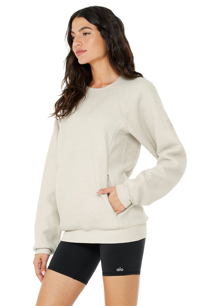 Long Sleeve Alo Yoga Triumph Crew Neck Sweatshirt Mujer Beige | 296135GUV
