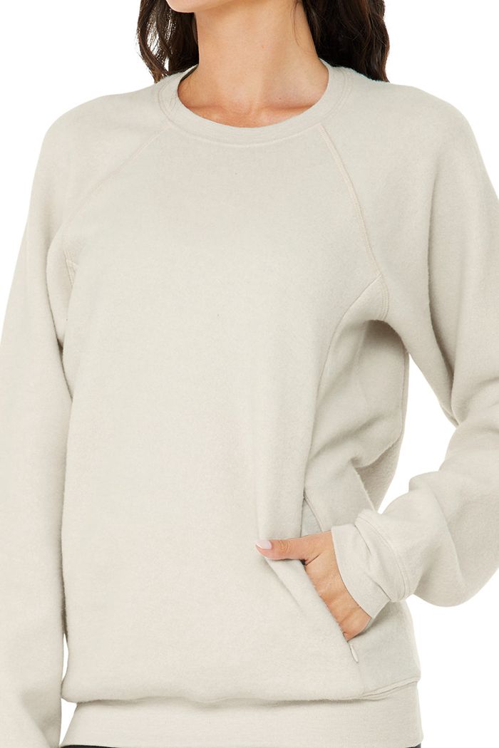Long Sleeve Alo Yoga Triumph Crew Neck Sweatshirt Mujer Beige | 296135GUV