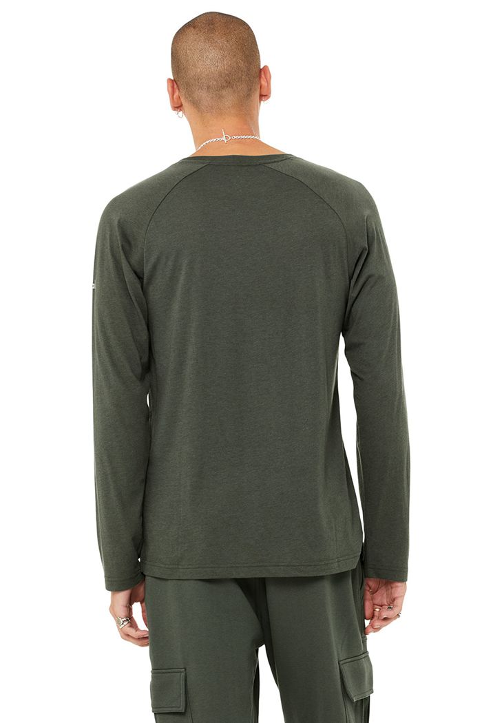 Long Sleeve Alo Yoga Triumph Tee Hombre Verdes Oscuro | 516230SAQ