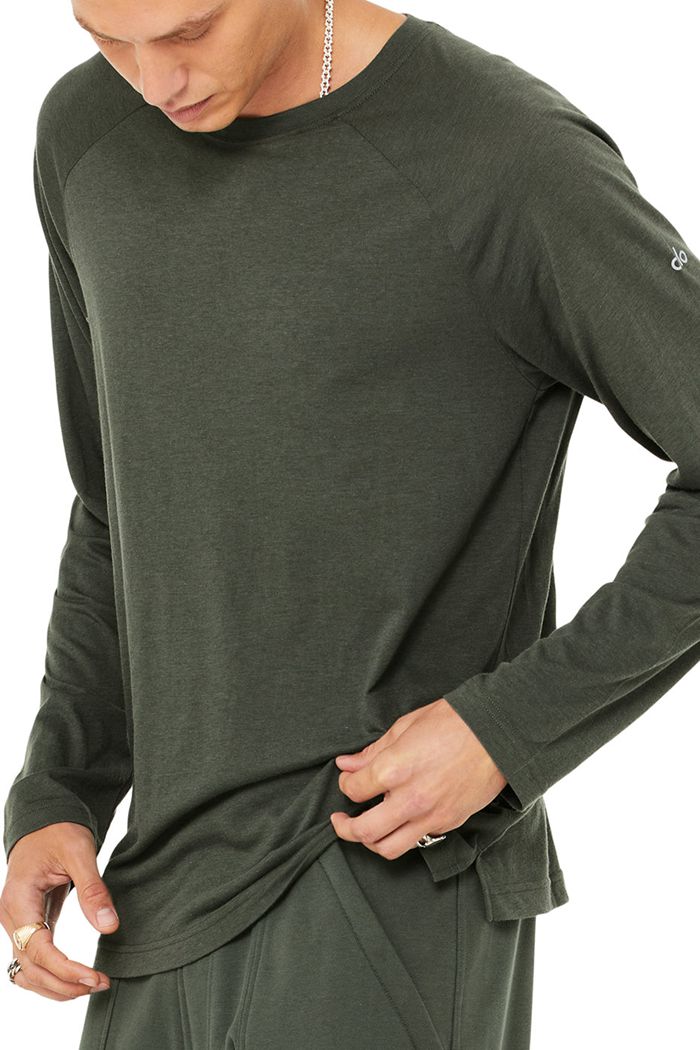 Long Sleeve Alo Yoga Triumph Tee Hombre Verdes Oscuro | 516230SAQ