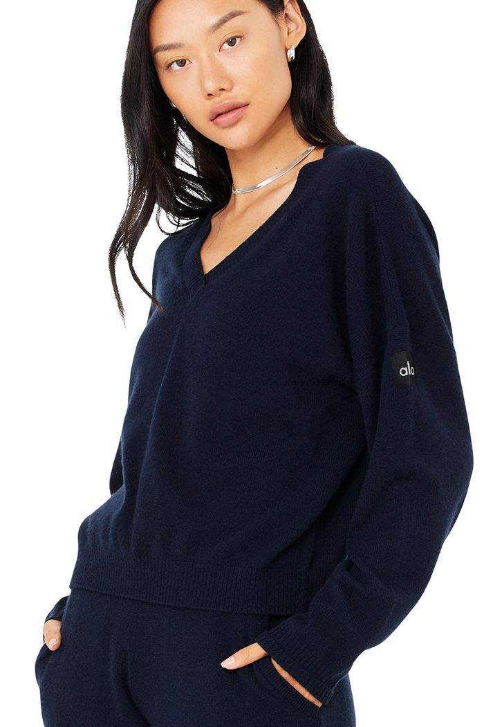 Pullover Alo Yoga Cashmere Jet Set V-Neck Mujer Azul Marino | 382701NDI