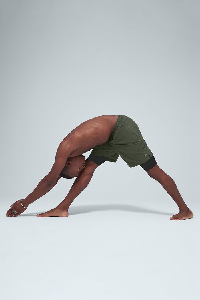 Short Alo Yoga 7'' Unity 2 In 1 Hombre Verdes Oscuro Negros | 613754QBN