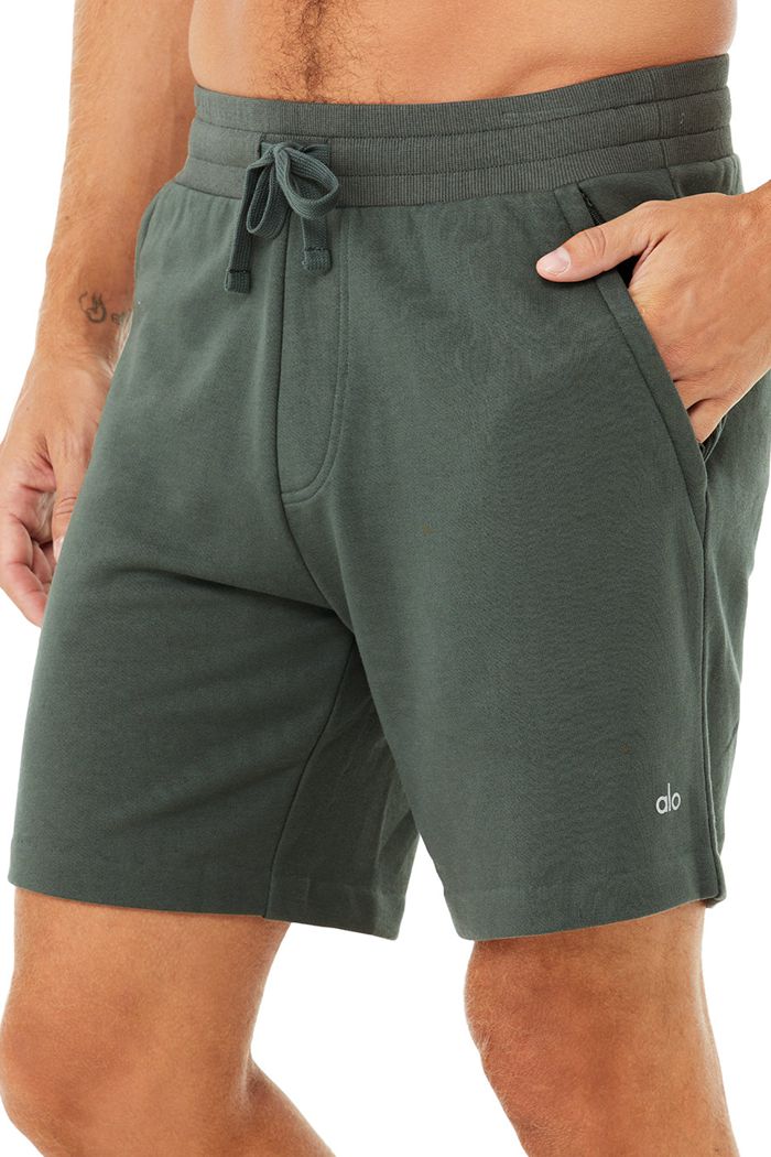 Short Alo Yoga Chill Hombre Verdes Oscuro | 236479HKE
