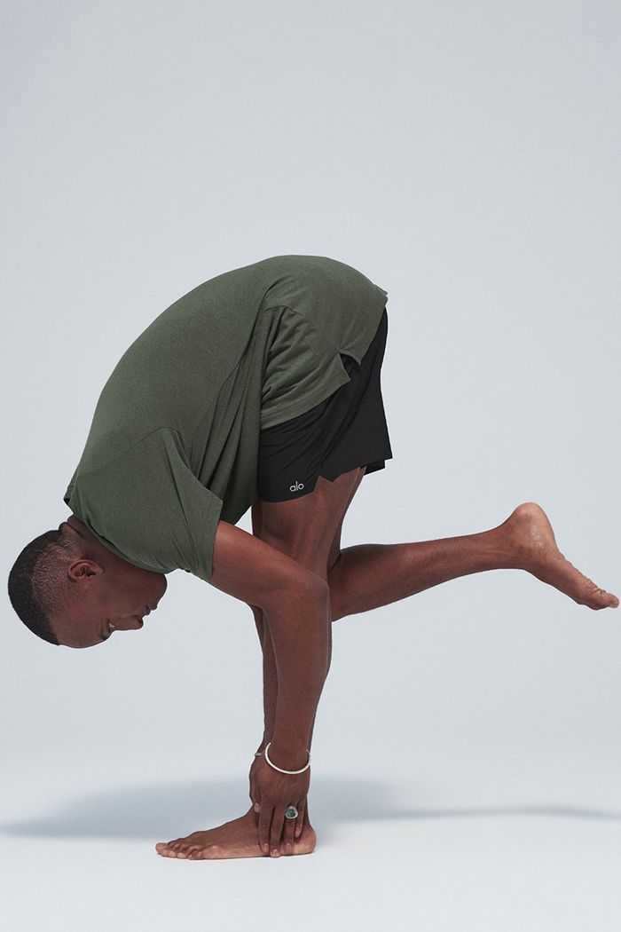 Short Sleeve Alo Yoga The Triumph Crew Neck Tee Hombre Verdes Oscuro | 014352TPM