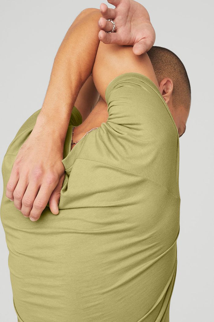 Short Sleeve Alo Yoga The Triumph Crew Neck Tee Hombre Verdes | 920637TXE